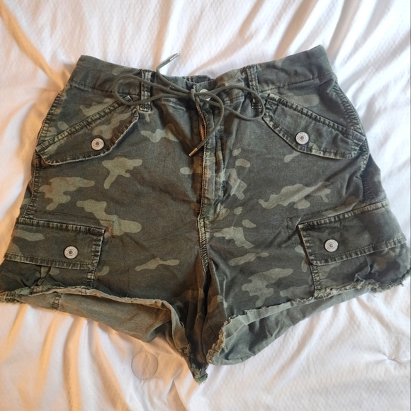 American Eagle Outfitters Pants - American Eagle High Rise Camo cargo shorts